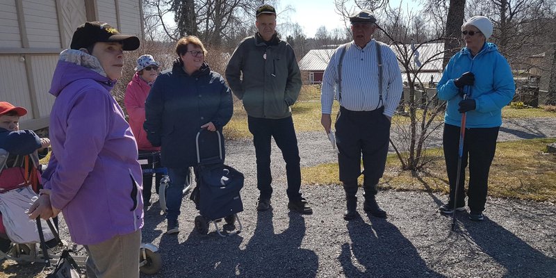 Ryhmä iloisia ihmisiä kokoontuu ulkona