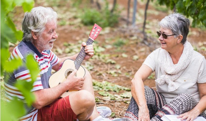 En kvinna lyssnar när en karl spelar gitar En kvinna lyssnar när en karl spelar gitar